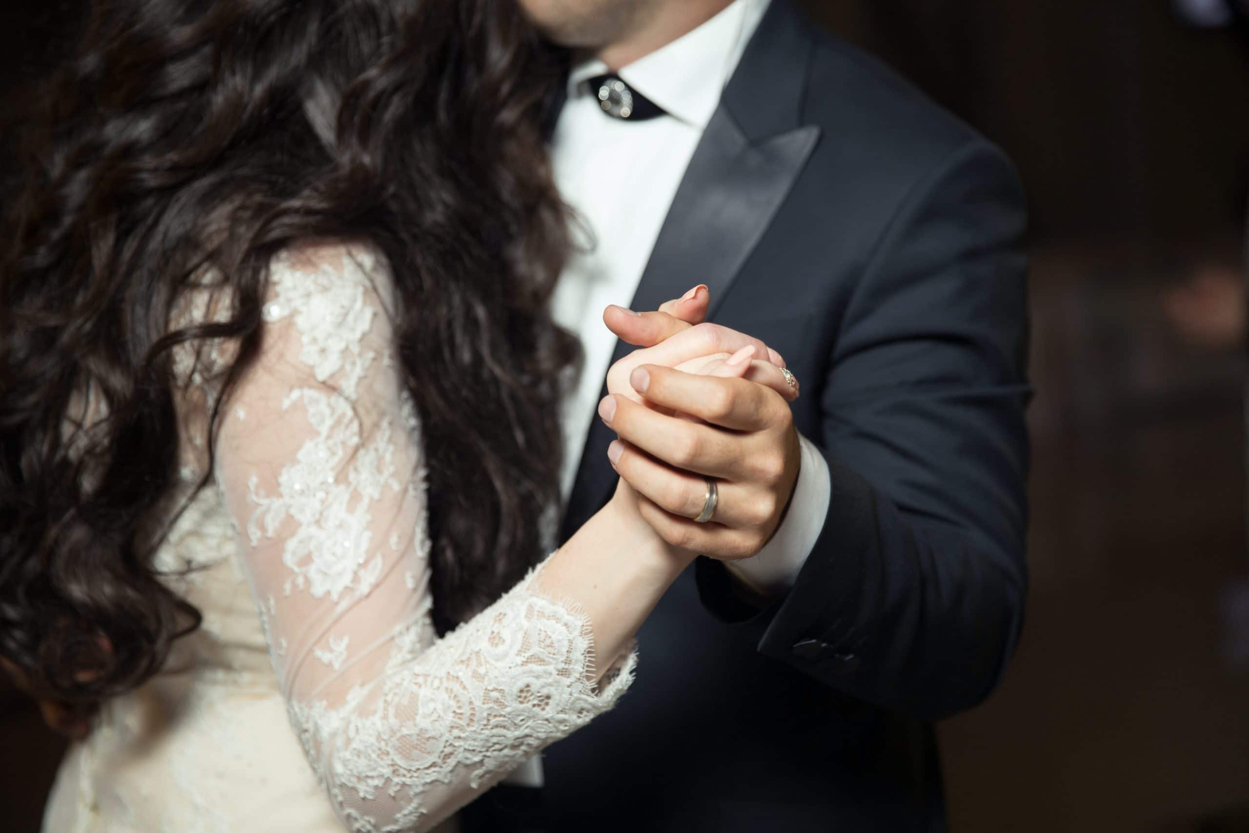 wedding-couple-dancing